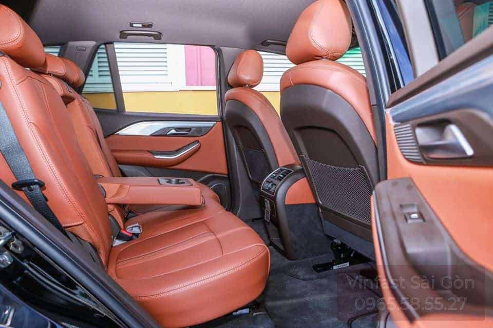 Khoang nội thất hàng ghế thứ 2 trên xe VinFast Lux SA2.0 với ghế da nappa màu nâu