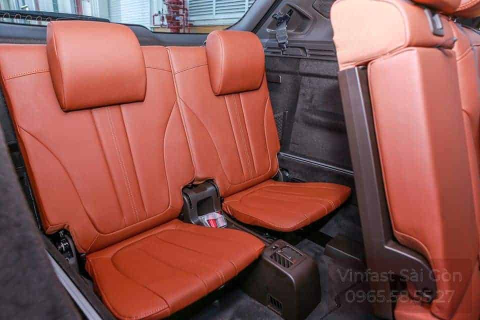Hàng ghế thứ 3 trên xe VinFast Lux SA2.0 với ghế da nappa màu nâu