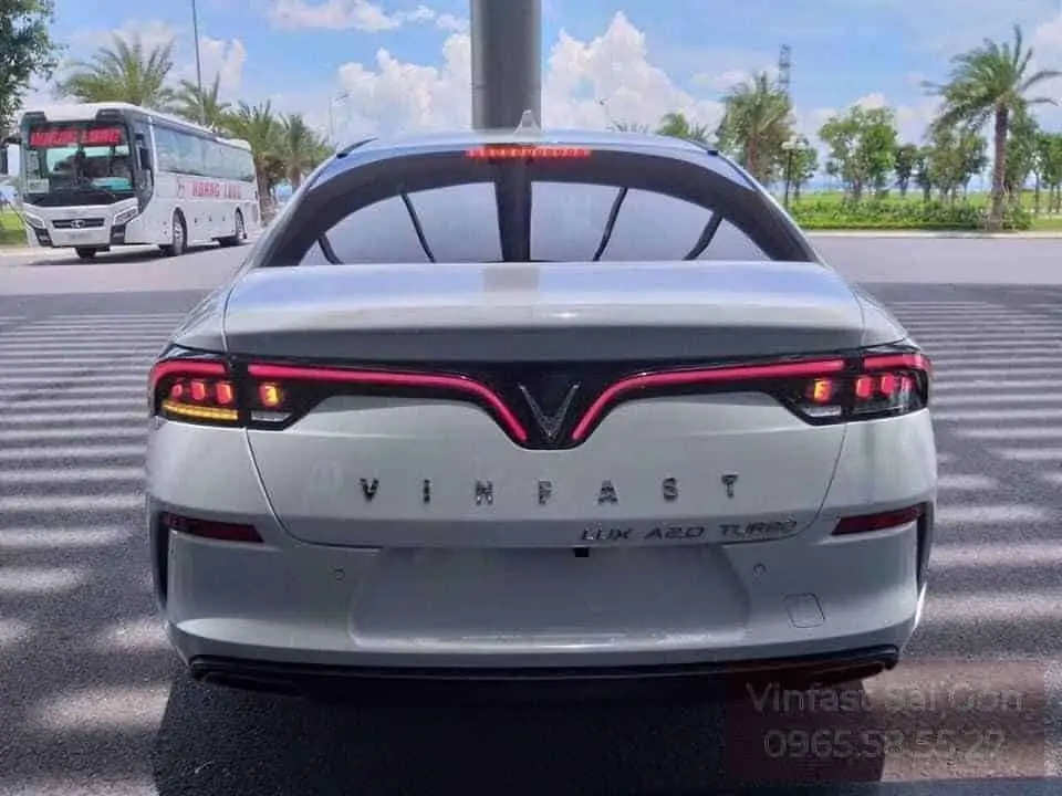Phần đuôi xe VinFast Lux A2.0 2021 màu trắng