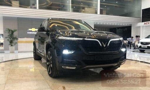 Phần đầu xe VinFast Lux SA2.0 bản cao cấp màu đen đang được trưng bày trong showroom