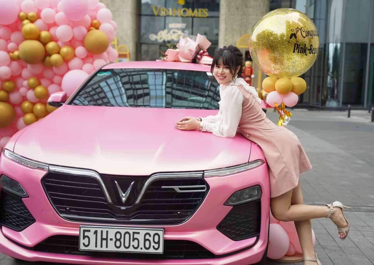 Lễ bàn giao xe VinFast Lux A2.0 màu hồng cho Ms.Phấn tại Vinhomes khu Lanmark 81