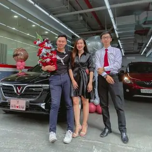 lễ bàn giao xe VinFast Lux A2.0 màu đen cho anh Hà và chị Nghi tại VinFast Thảo Điền bởi tư vấn bán hàng Trần Thịnh Hưng