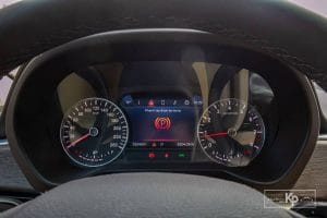 so-sanh-xe-vinfast-lux-sa2-0-2021-va-toyota-fortun-520c