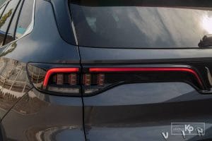 so-sanh-xe-vinfast-lux-sa2-0-2021-va-toyota-fortun-6f66