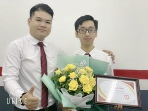 lễ trao bằng khen thành tích xuất sắc cho chuyên viên tư vấn bán hàng Trần Thịnh Hưng