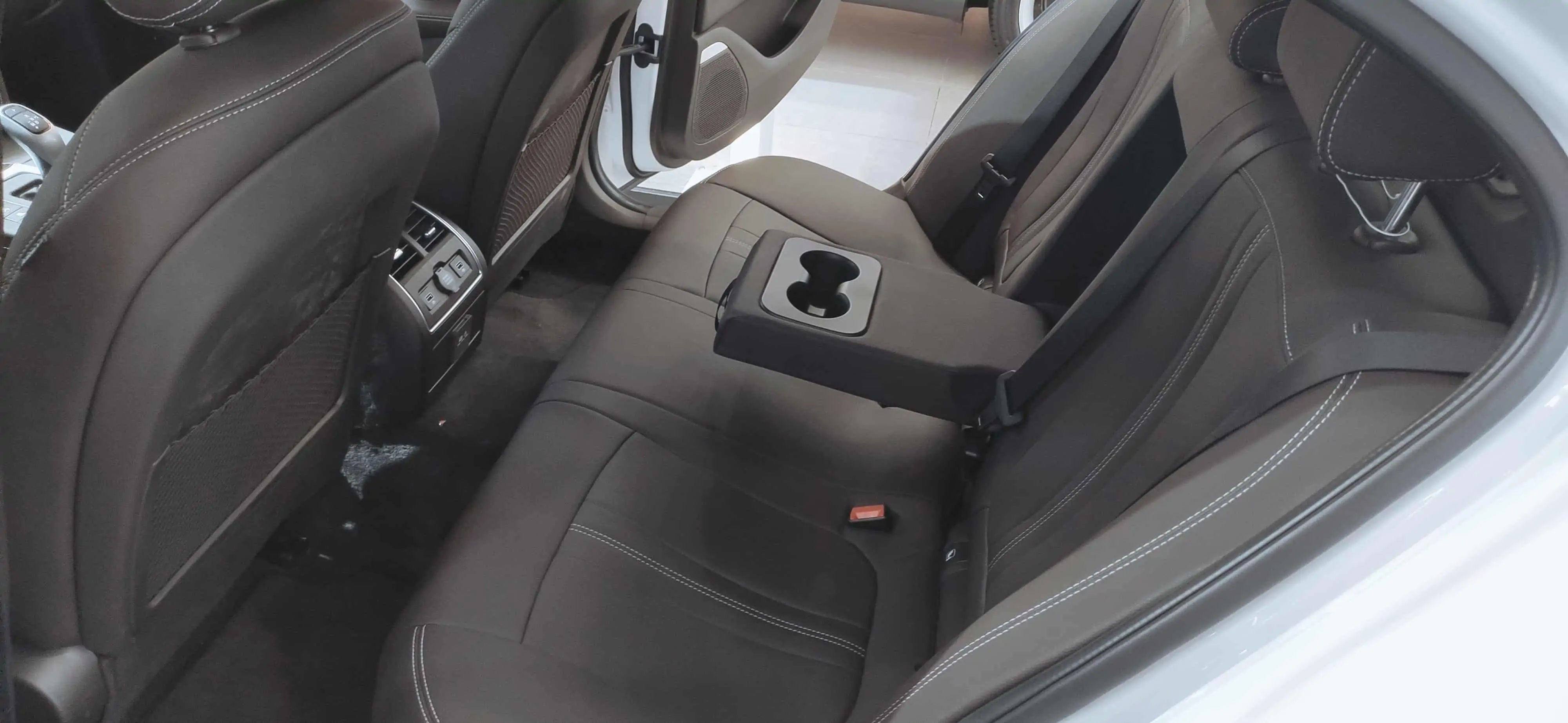 hàng ghế sau nội thất da tổng hợp màu đen của VinFast Lux A2.0 bản tiêu chuẩn ( base ) và VinFast Lux A 2.0 bản nâng cao ( plus )