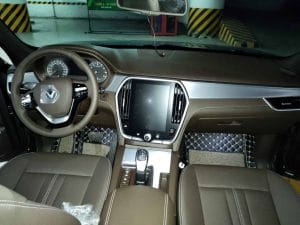 hàng ghế trước nội thất da nappa đen, táp lô ốp nhôm của VinFast Lux A2.0 bản cao cấp (premium)