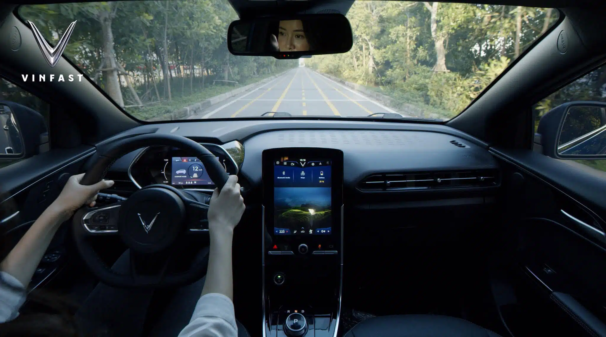 Nội thất khoang trước của xe điện VinFast VF E34 với người phụ nữ đang điều khiển xe