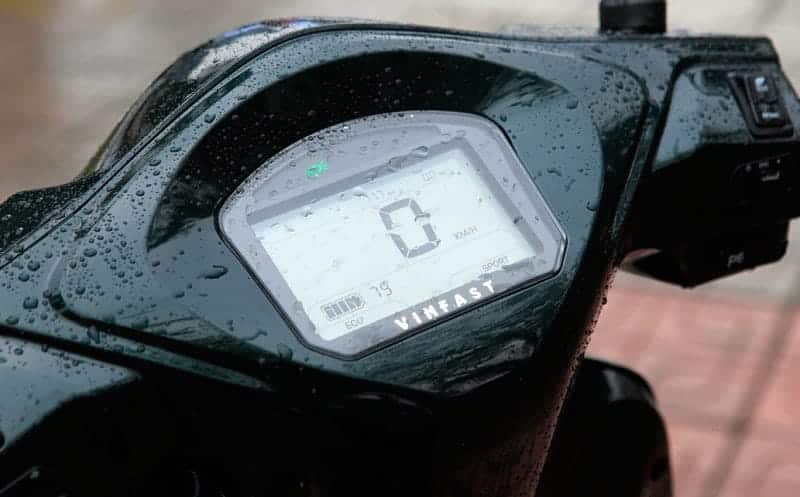 Đồng hồ hiển thị HMI trên xe VinFast Feliz có khả năng chịu nước tốt