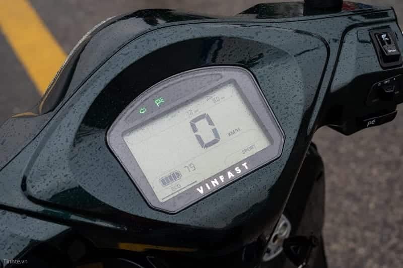 Màn hình cho biết xe ở chế độ Parking và ắc quy còn 79%