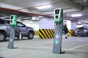 Trụ sạc nhanh DC 30kW dành cho ô tô điện, được lắp đặt tại một bãi đỗ xe dưới hầm của trung tâm thương mại