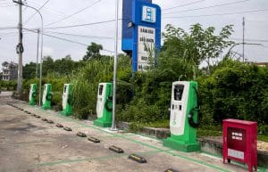 Trụ sạc nhanh DC 30kW dành cho ô tô điện VinFast, được lắp đặt cạnh các trạm xăng dầu