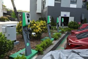 Đây là trụ sạc nhanh DC 30kW dành cho ô tô, được lắp đặt tại một bãi đỗ xe ngoài trời của khu chung cư và văn phòng