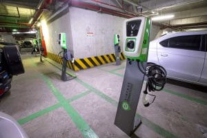 Đây là trụ sạc nhanh DC 30kW dành cho ô tô, được lắp đặt tại một bãi đỗ xe ngoài trời của trung tâm thương mại.