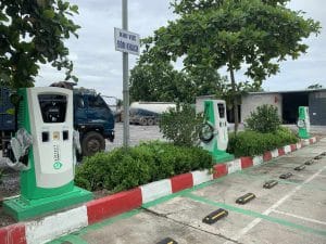 Đây là trụ sạc nhanh DC 30kW dành cho ô tô, được lắp đặt tại một bãi đỗ xe ngoài trời ở các điểm dừng đỗ trên đường quốc lộ và cao tốc