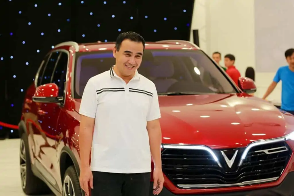 Nghệ sĩ Quyền Linh nhận xe VinFast Lux SA2.0 màu đỏ