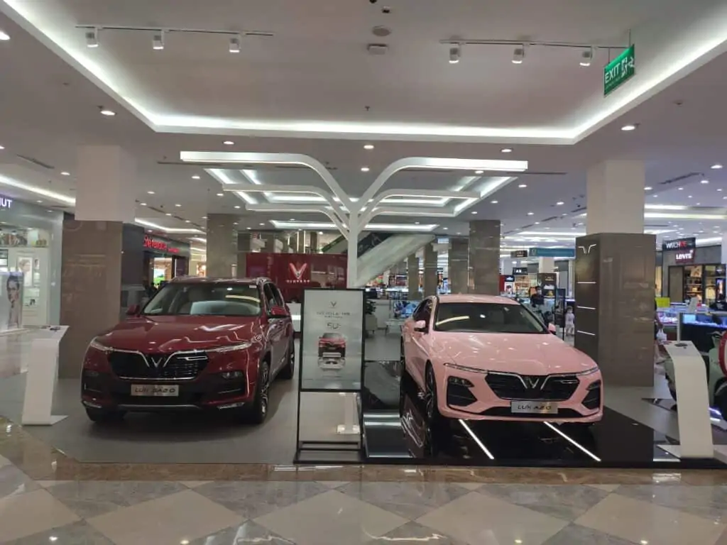 Showroom VinFast Cần Giờ trưng bày hai xe VinFast Lux A2.0 màu hồng và xe VinFast Lux SA2.0 màu đỏ