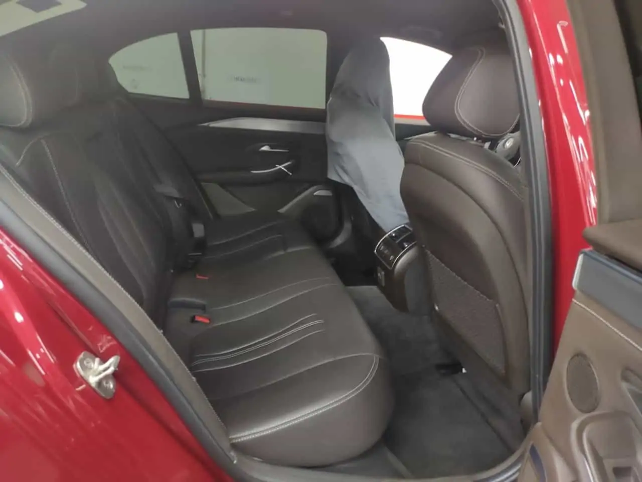 hàng ghế sau nội thất da nappa đen của VinFast Lux A2.0 bản cao cấp (premium)