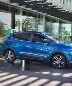 xe điện vinfast vf e34 màu xanh đang sạc điện