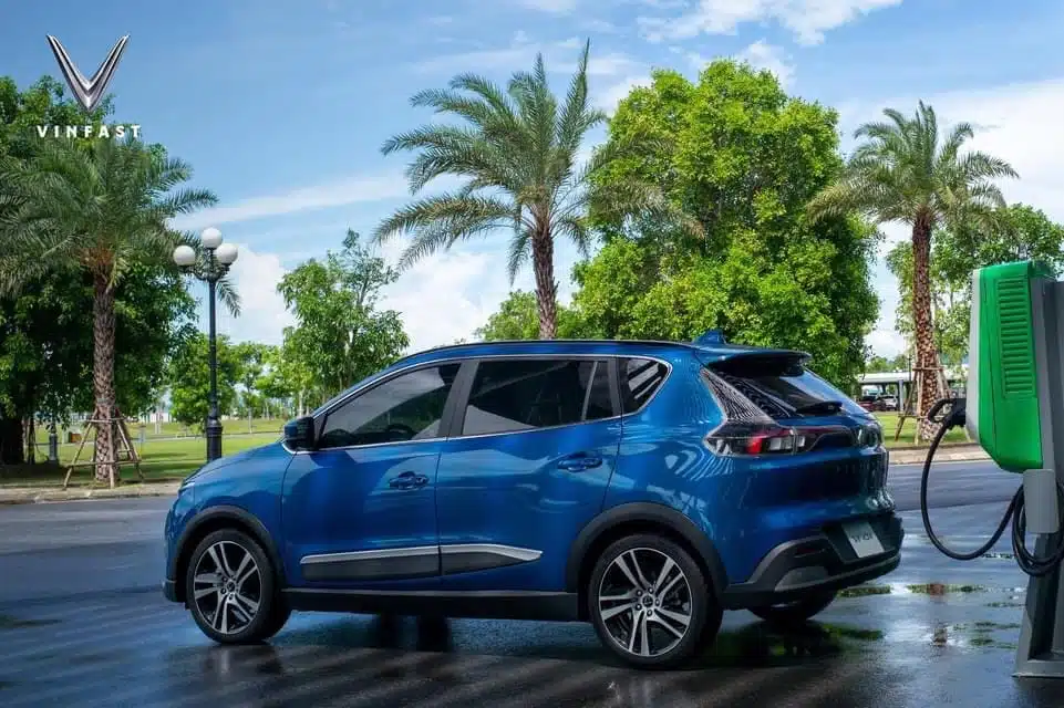 Phần thân xe ô tô điện VinFast VF E34 đang sạc điện