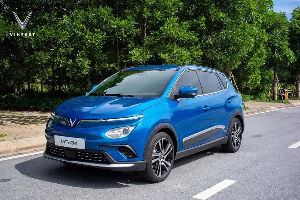 Xe điện VinFast VF E34 màu xanh đang chạy trên đường