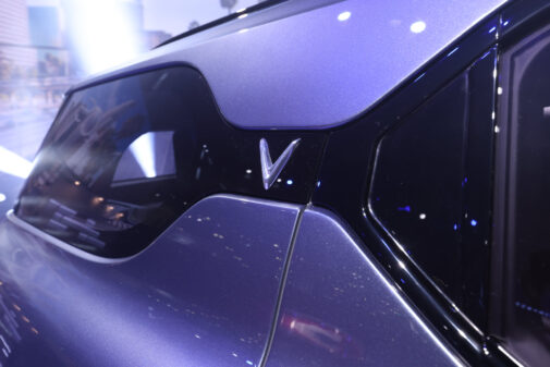 VinFast VF e36  có phần kính ở hông xe được tách làm 2 ở cột C bởi logo chữ “V” của VinFast