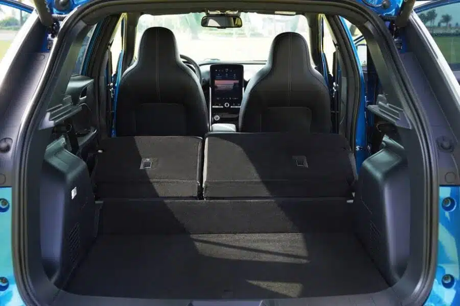 Khoang hành lý xe điện vinfast vf e34 đã gập hàng ghế thứ 2