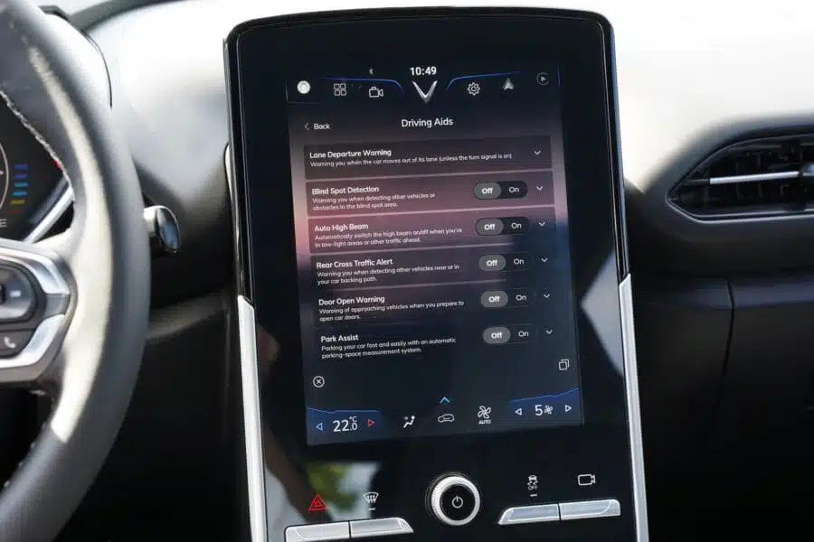 Tính năng an toàn được hiển thị trên màn hình xe điện vinfast vf e34