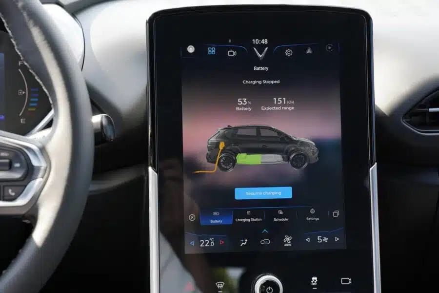 màn hình thông báo dung lượng pin của xe điện vinfast vf e34