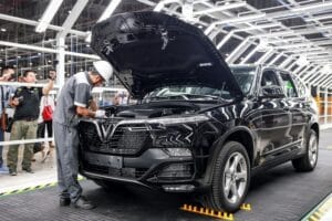 nhân viên kĩ thuật đang mở nắp capo xe vinfast lux sa2.0