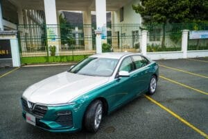 Xe VinFast Lux A2.0 bản cao cấp dán 2 màu xanh và trắng