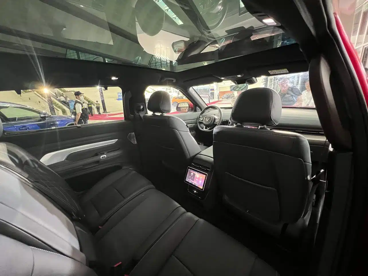 cửa số trời xe điện vinfast vf9 nhìn từ hàng ghế thứ 2