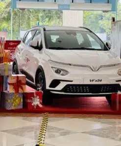 xe điện vinfast vf e34 ngoài thực tế màu trắng