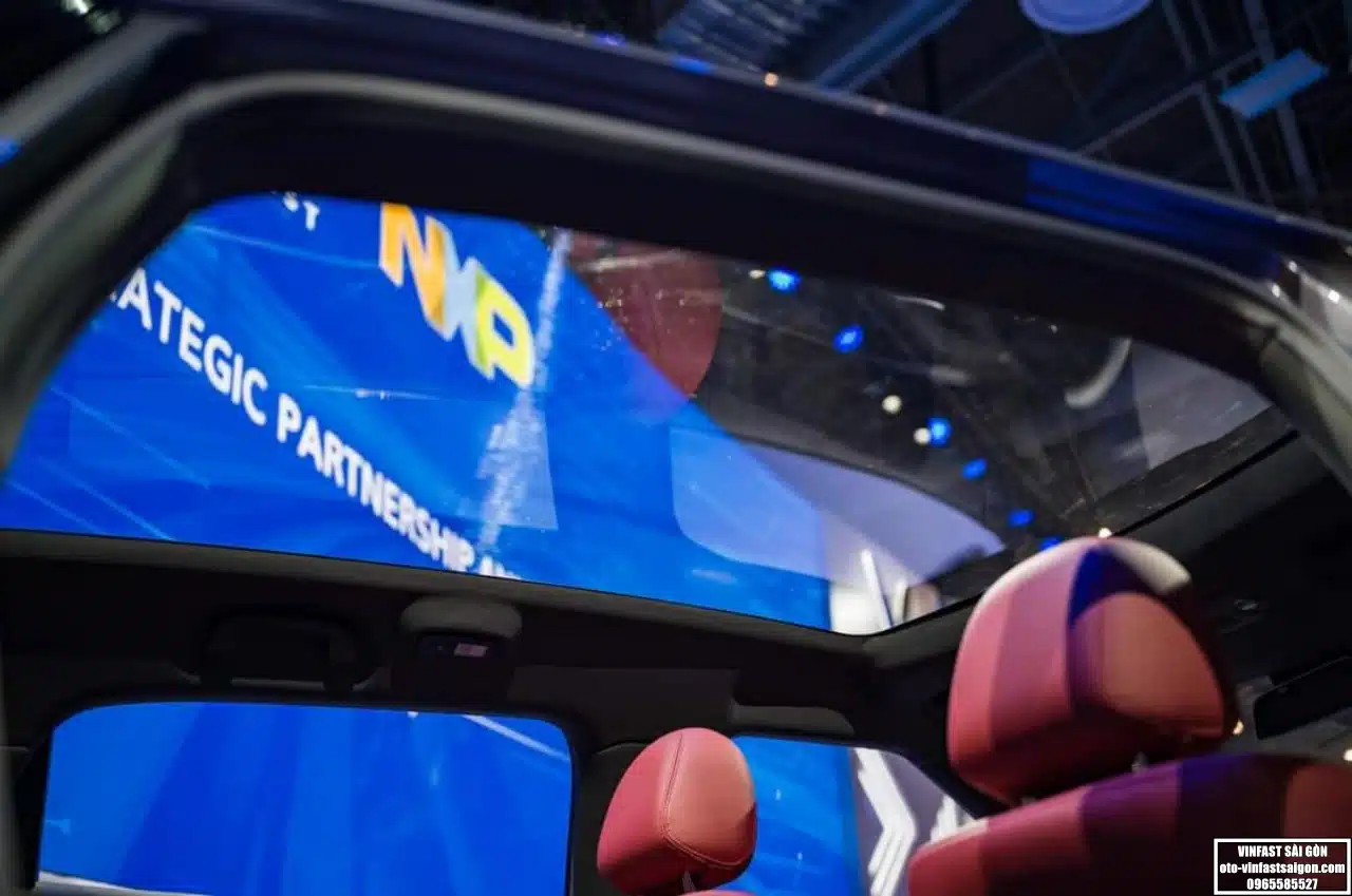 cua-so-troi-xe-dien-vinfast-vf7_vinfastsaigon-1