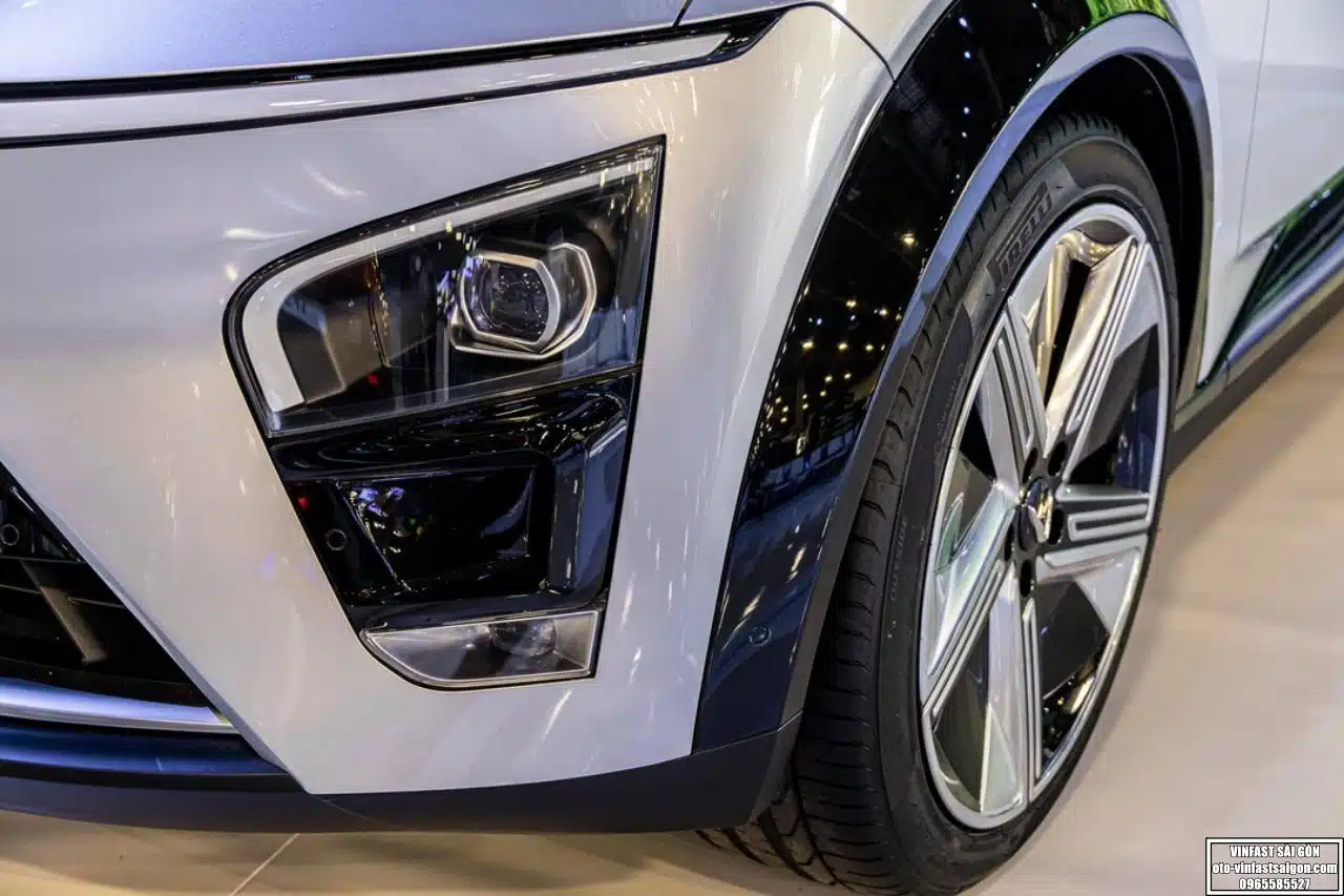 den-pha-xe-dien-vinfast-vf7_vinfastsaigon