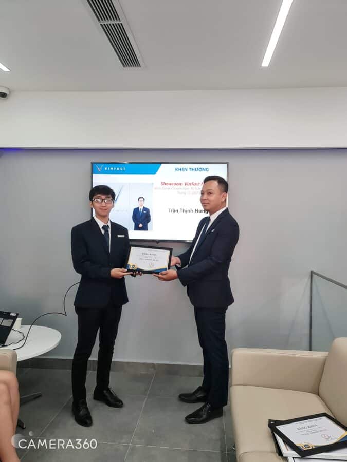 Trần Thịnh Hưng nhận bằng khen chuyên viên kinh doanh xuất sắc