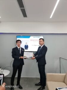 Trần Thịnh Hưng nhận bằng khen chuyên viên kinh doanh xuất sắc