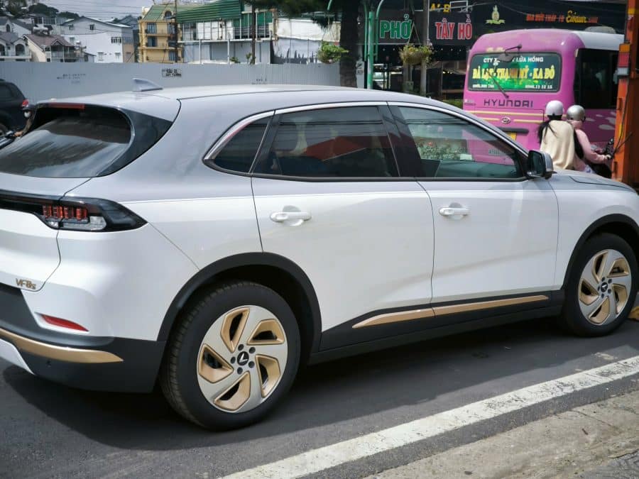 Xe Vinfast VF8S Lux màu trắng nóc xám