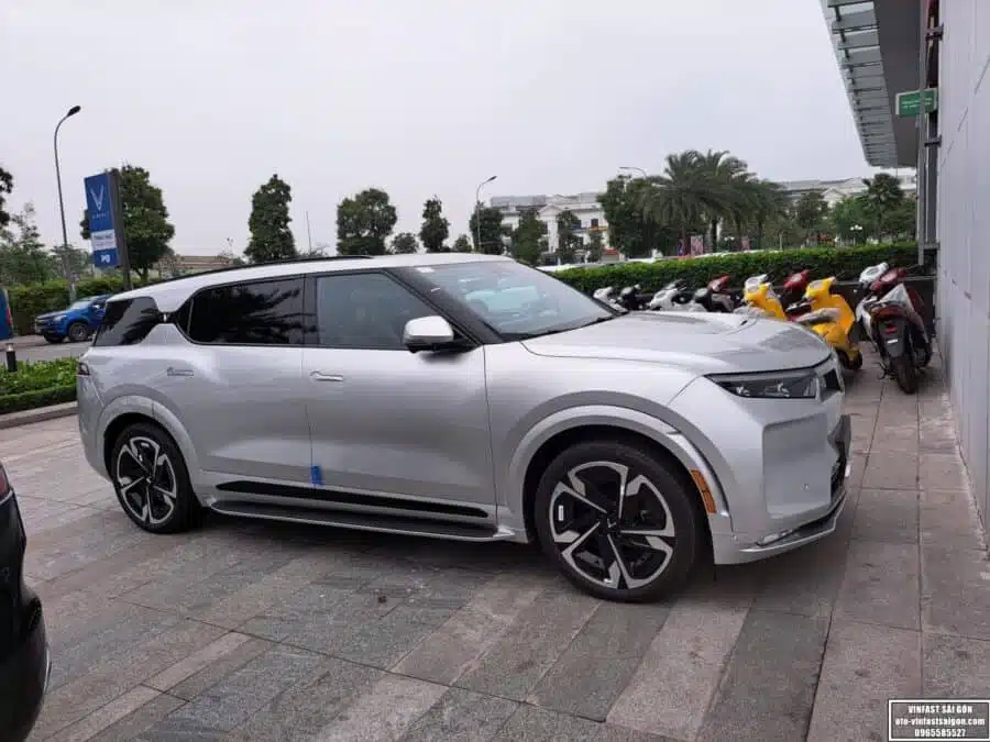 Xe vinfast vf9 màu bạc desat silver