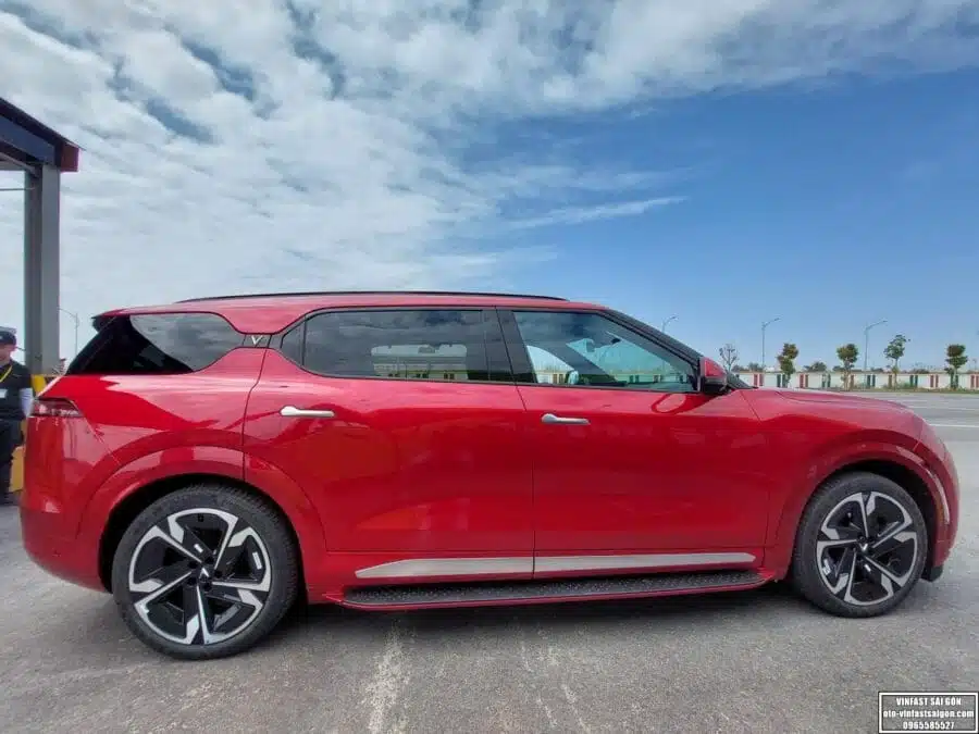 xe Vinfast VF9 màu đỏ crimson red
