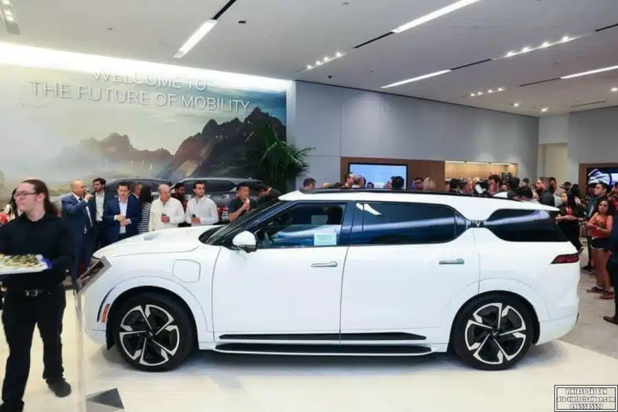 xe Vinfast VF9 màu trắng brahamini white