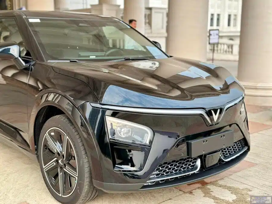 Đầu xe Vinfast VF7 màu đen