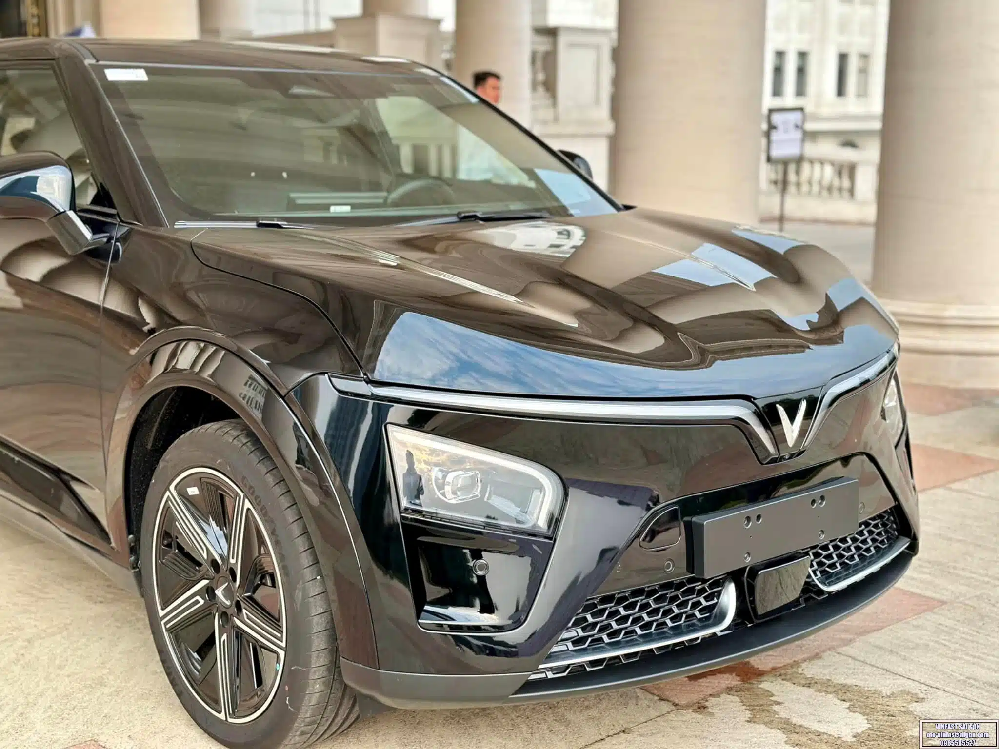 Đầu xe Vinfast VF7 màu đen