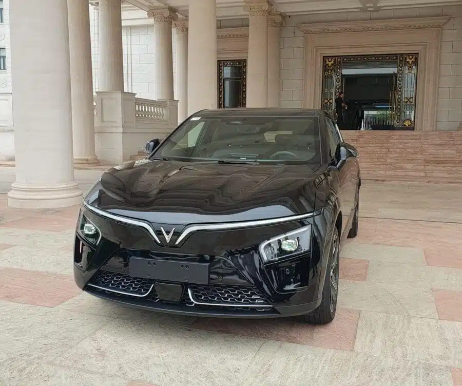 mặt đằng trước xe vinfast vf7 màu đen