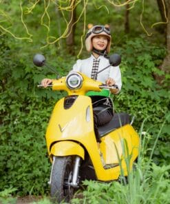 nữ sinh đang chạy xe vinfast evo 200 màu vàng