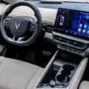 Màn hình giải trí và vô lăng trên xe Vinfast VF7