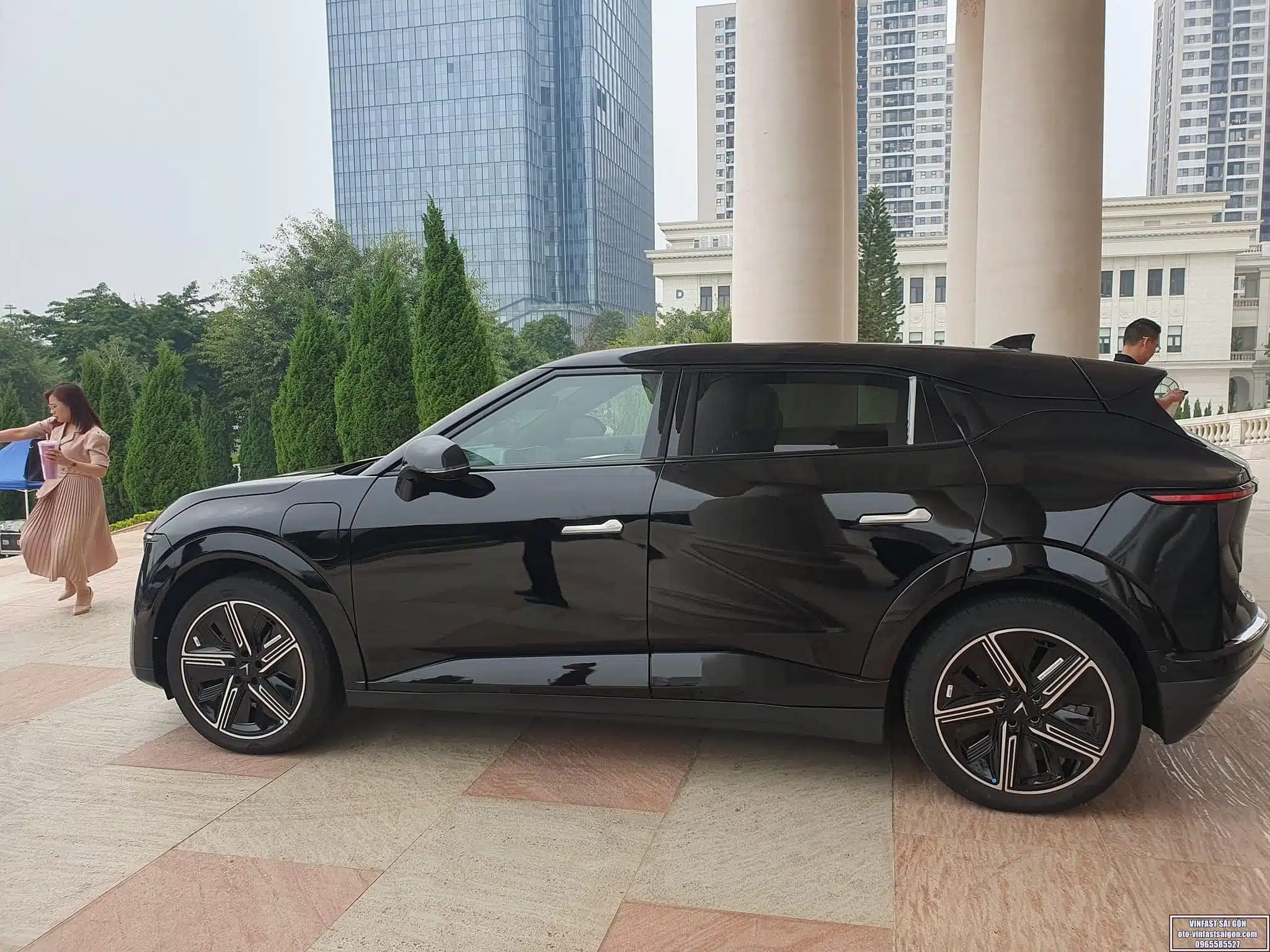 thân xe vinfast vf7 plus màu đen