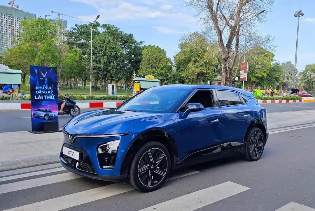 xe-vinfast-vf7-mau-xanh-duong