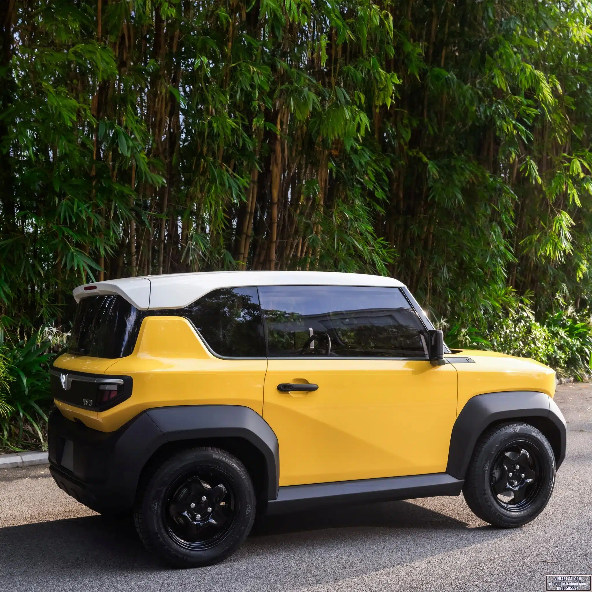bên hông xe vinfast vf3 màu vàng