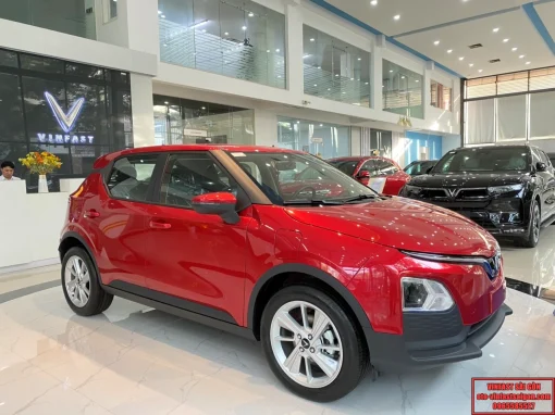 Phía trước xe điện vinfast vf5 plus màu đỏ đang trưng bày trong showroom